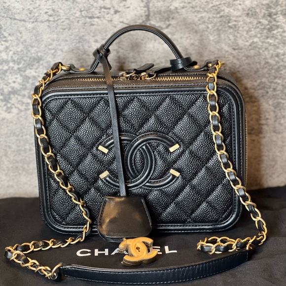 NEW Chanel CC Filigree Medium Vanity Case - Picture 2 of 16